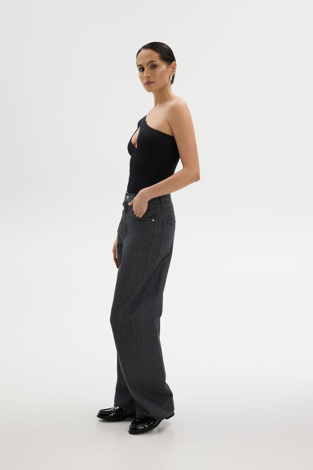 Epäsymmetrinen Cut-Out Body