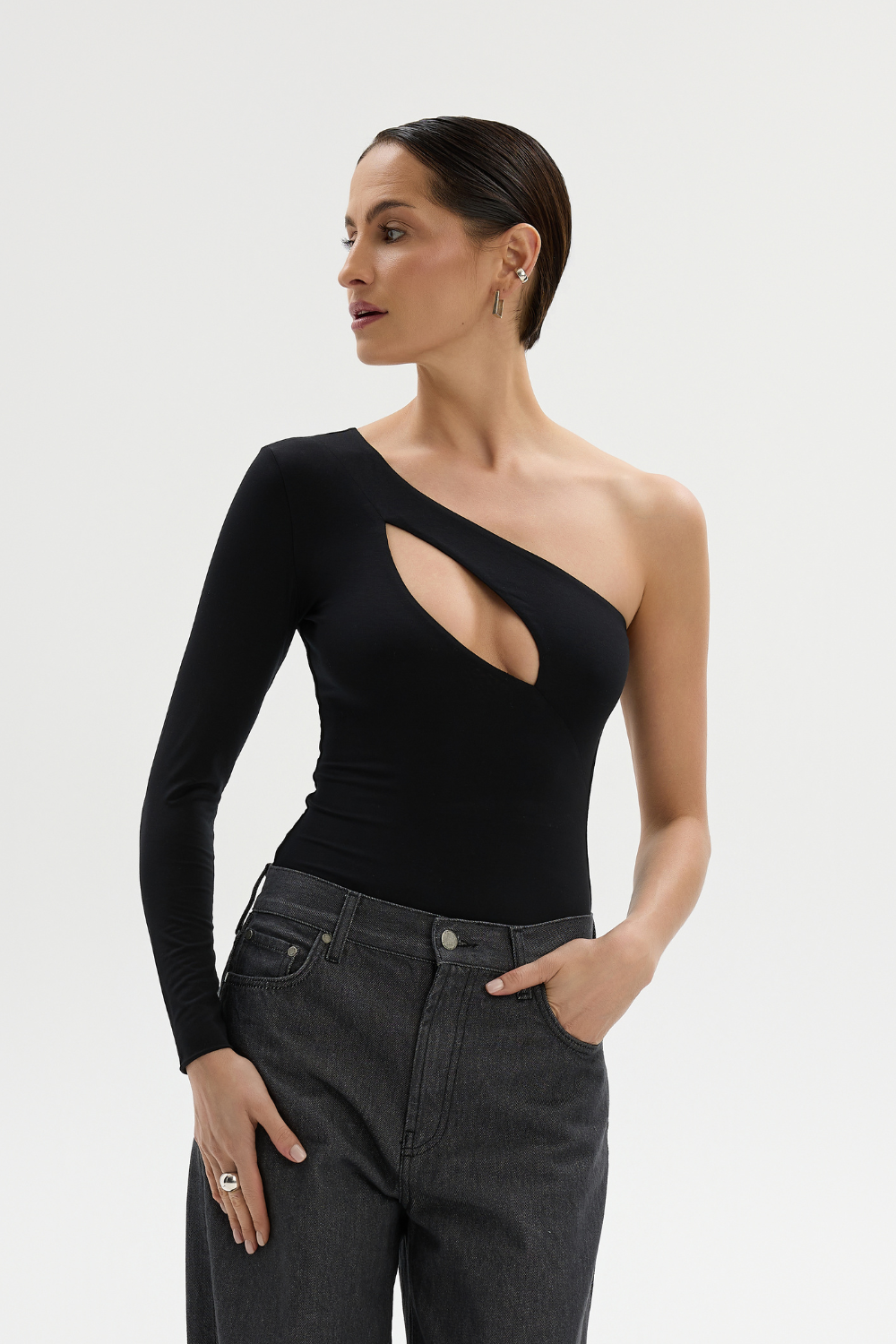 Epäsymmetrinen Cut-Out Body