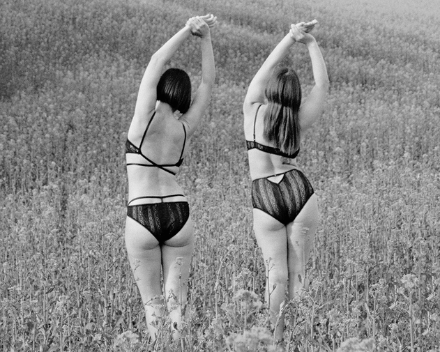 Darling Cross-Over Low Back Rintaliivit Musta