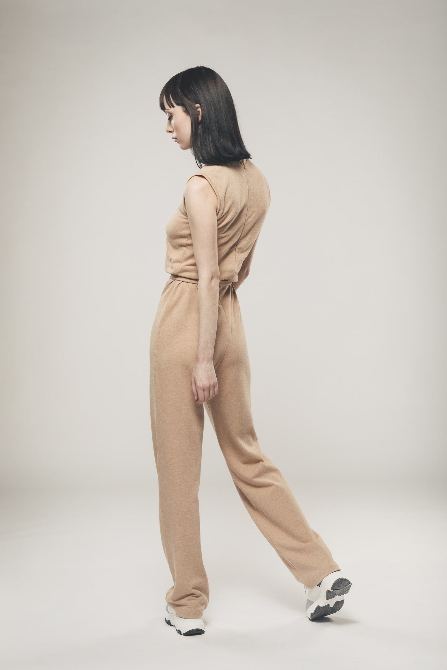 Suora jalan jumpsuit vaaleanruskeana