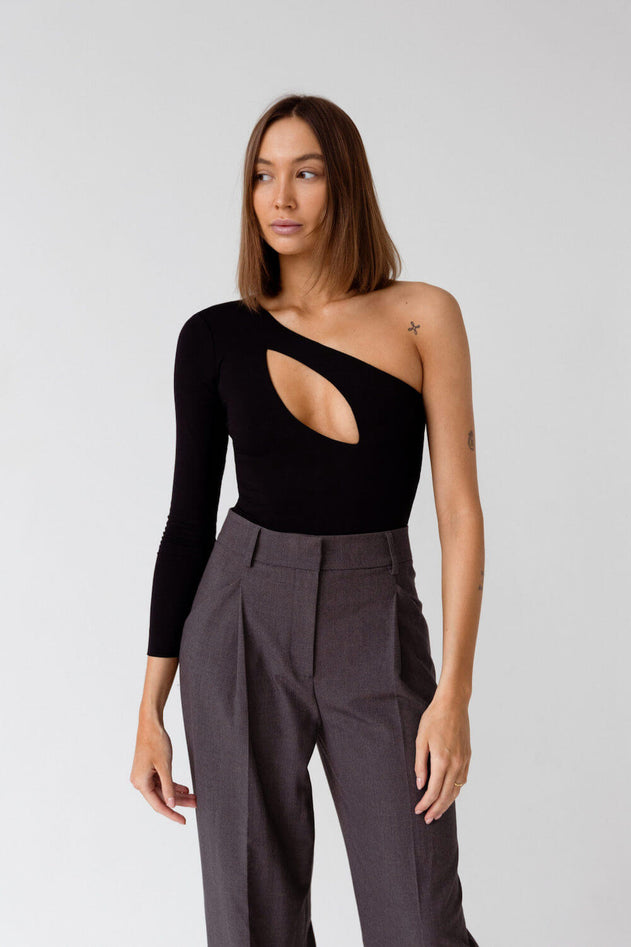 Epäsymmetrinen Cut-Out Body