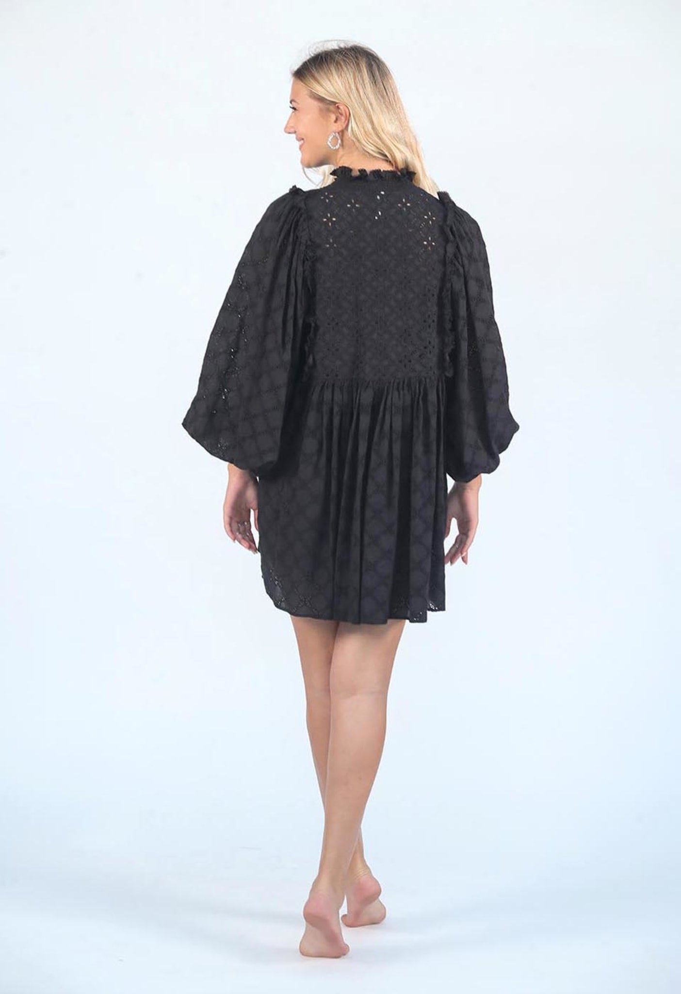 Keeps Me High Volyymihihallinen Eyelet Mekko