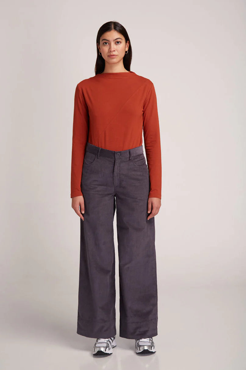 Yksityiskohta naisten harmaista housuista