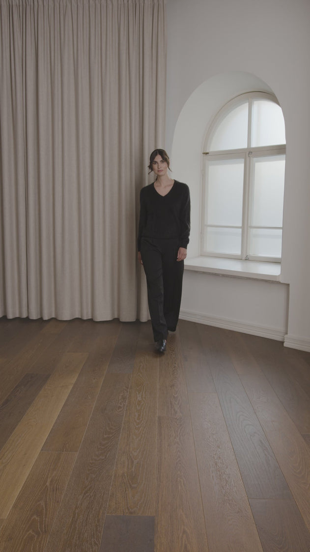 Long-sleeved Cashmere V-Neck Sweater Black