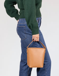 Bobbi Midi Bucket-laukku Cognac, Vegan Uppeal™