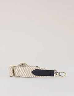 Herringbone Laukunhihna Hiekka & Musta, Vegan Uppeal™