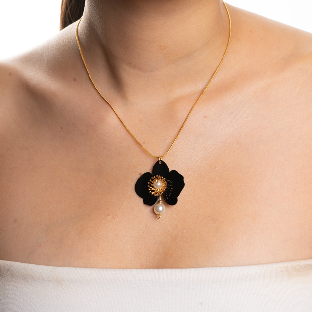 Butterfly-orchid-necklace-Noir-model.png?v=1761743478