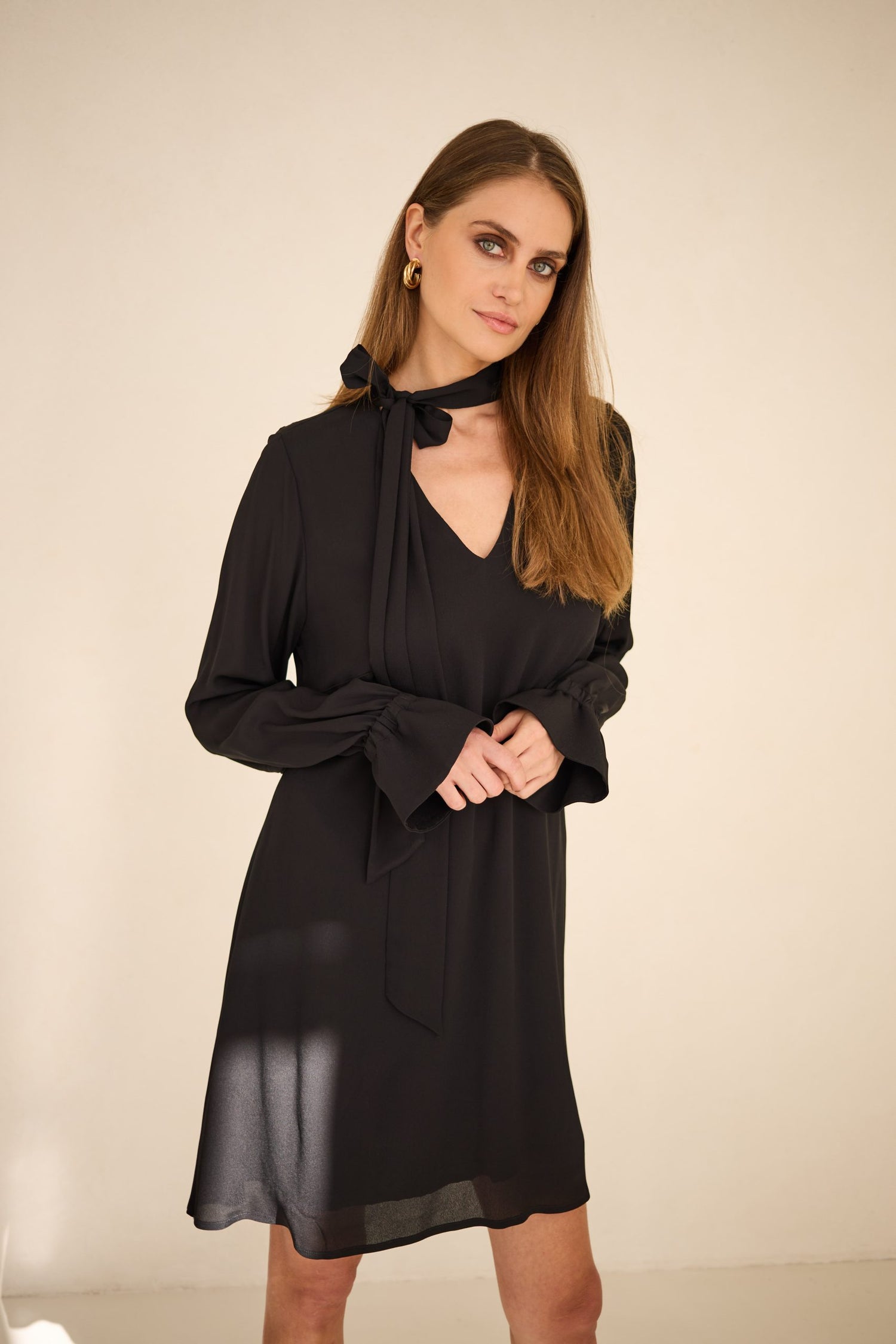 Lyhyt Pitkähihainen Mekko Musta Solmittavalla Nauhalla