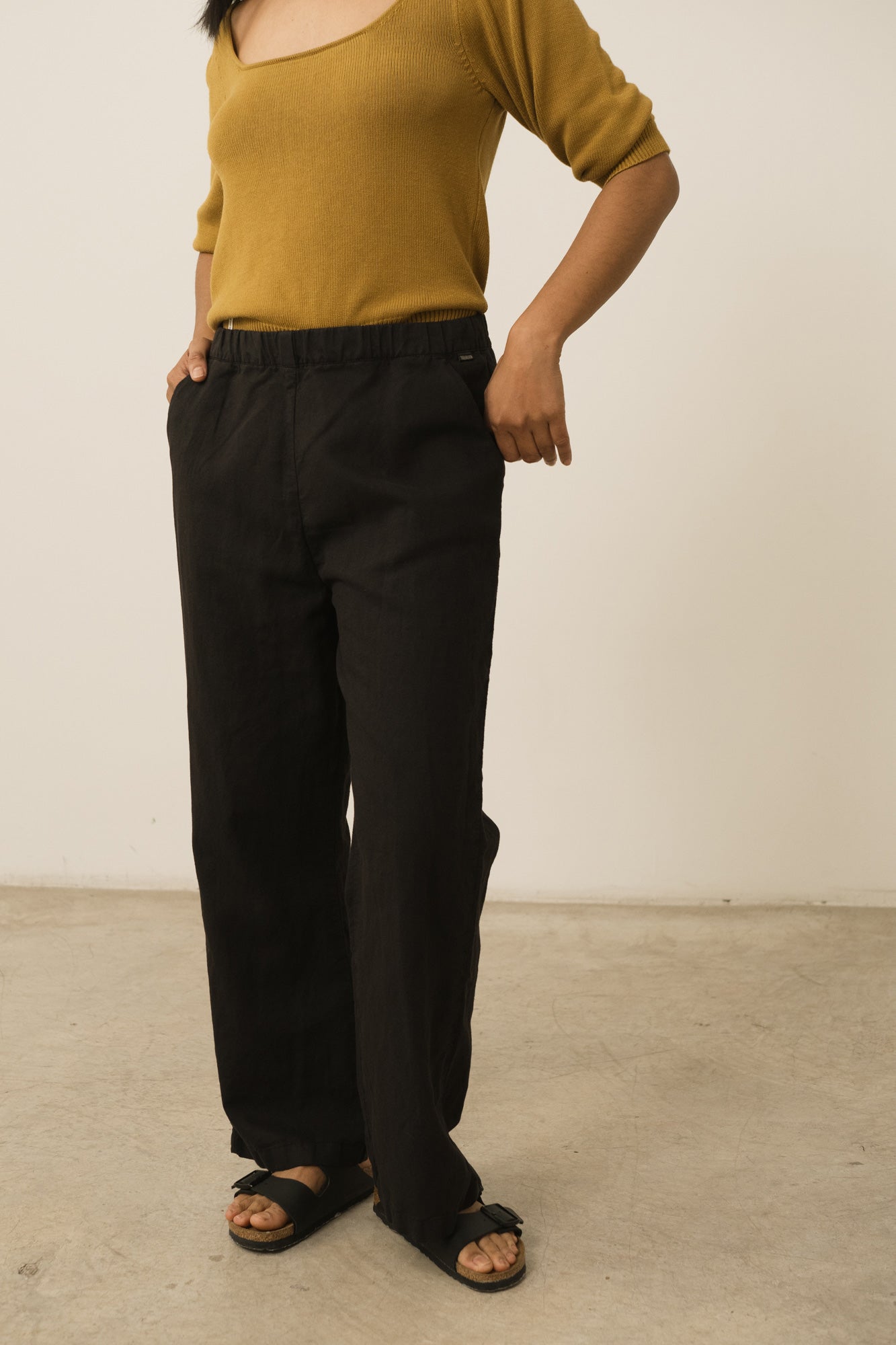 Henna Leveät Pellavasekoitehousut Musta