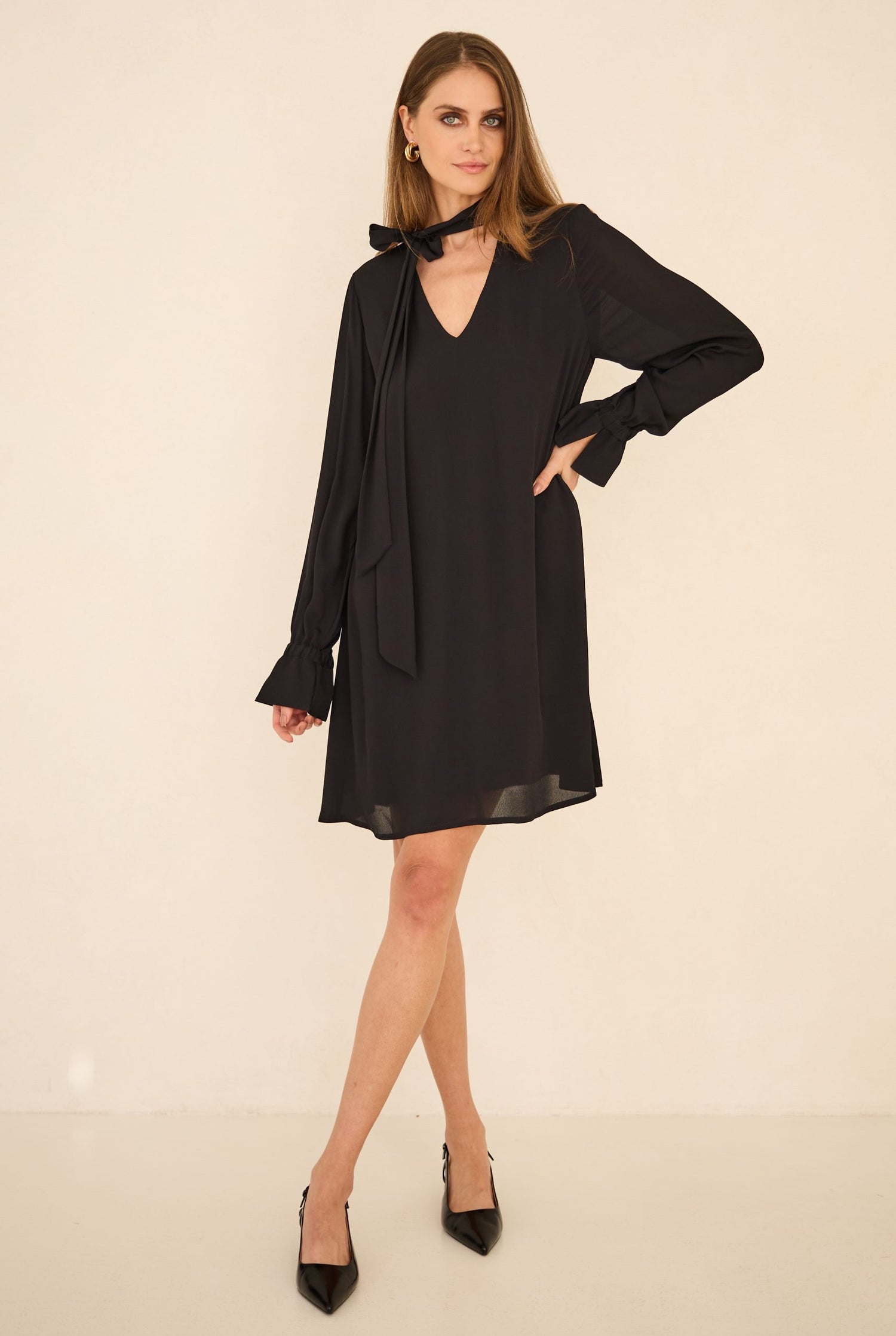 Lyhyt Pitkähihainen Mekko Musta Solmittavalla Nauhalla