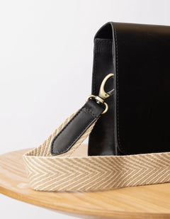 Herringbone Laukunhihna Hiekka & Musta, Classic -nahka