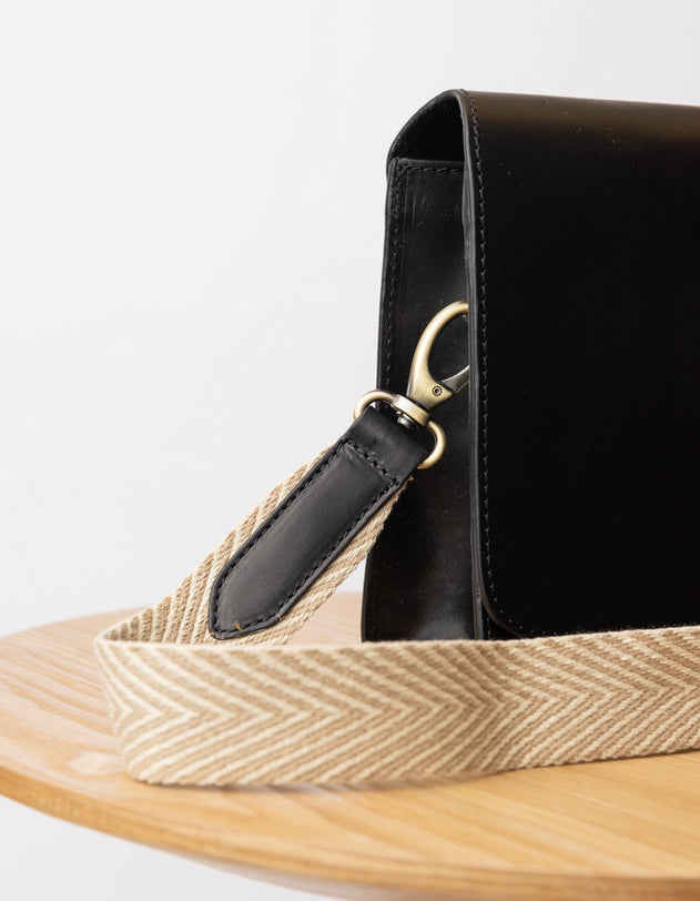 Herringbone Laukunhihna Hiekka & Musta, Classic -nahka