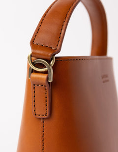 Bobbi Midi Bucket-laukku Cognac, Classic -nahka