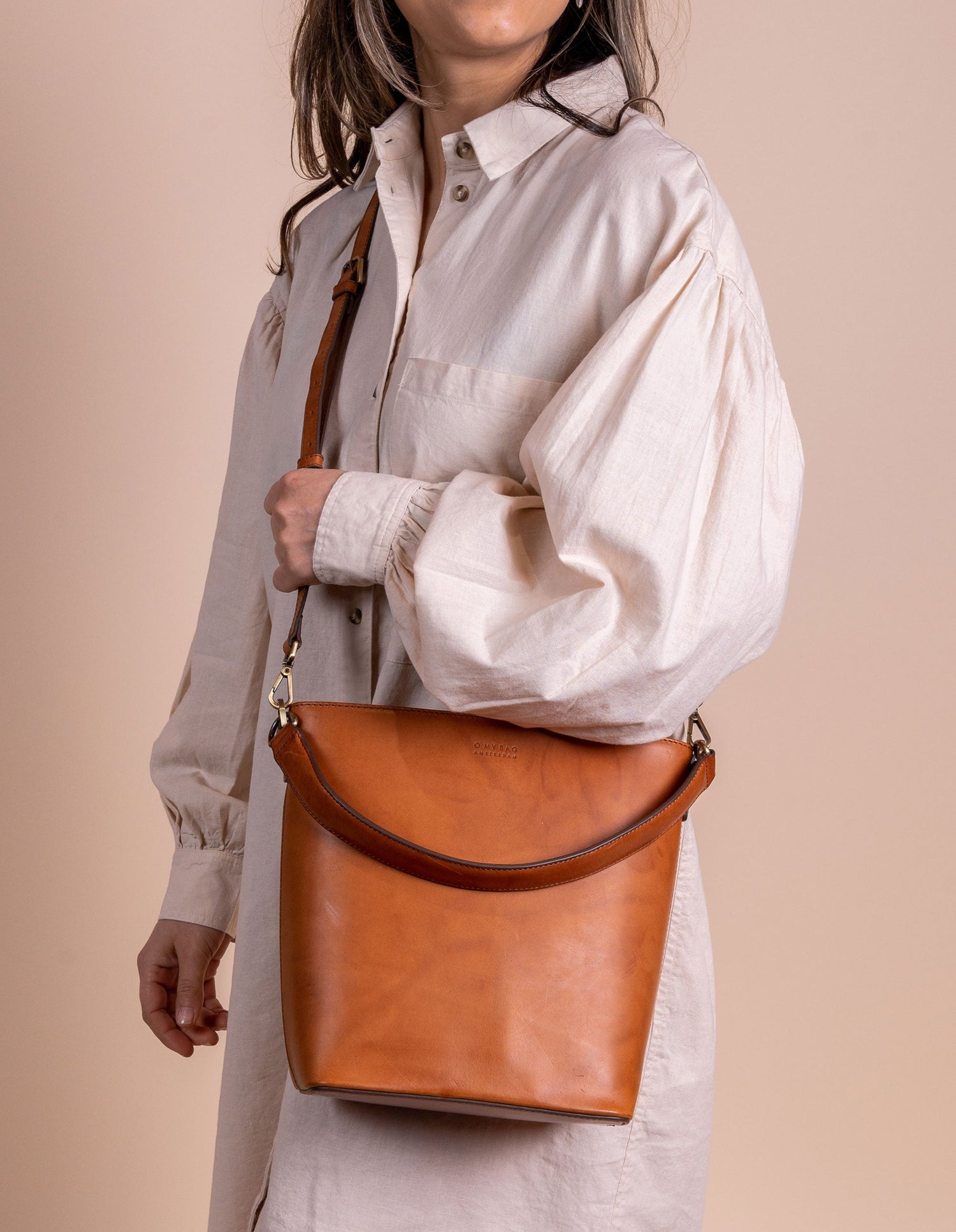Bobbi Bucket Bag Maxi Classic Leather Cognac