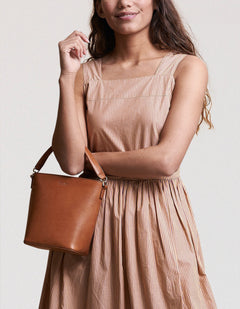 Bobbi Midi Bucket-laukku Cognac, Classic -nahka