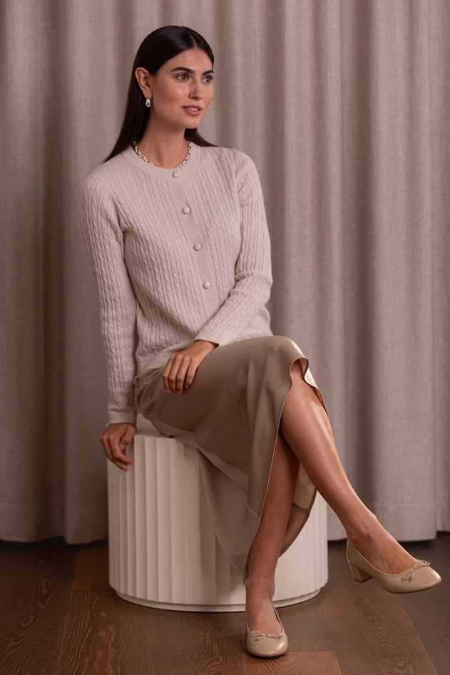 kashmir_palmikkoneuletakki_latte.jpg?v=1767960303