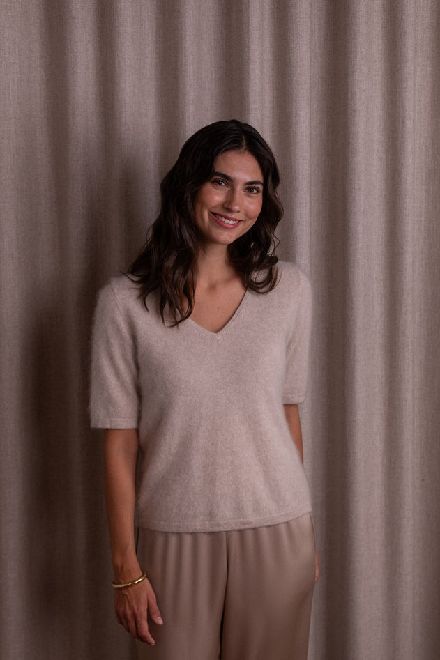 lyhythihainen_kashmirneule_v-kaula-aukolla_latte.jpg?v=1769169878