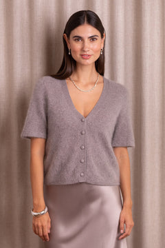 lyhythihainen_kashmirneuletakki_v-kaula-aukollinen_nougat.jpg?v=1769169804