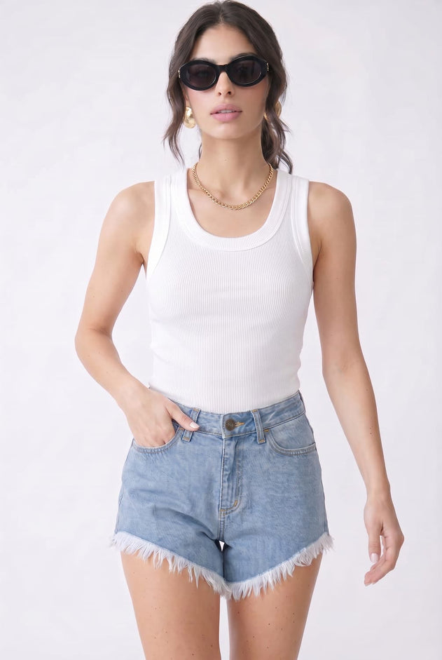 magnific__critical-absolute-model-styling-product-and-lighti__42057.jpg?v=1781767173