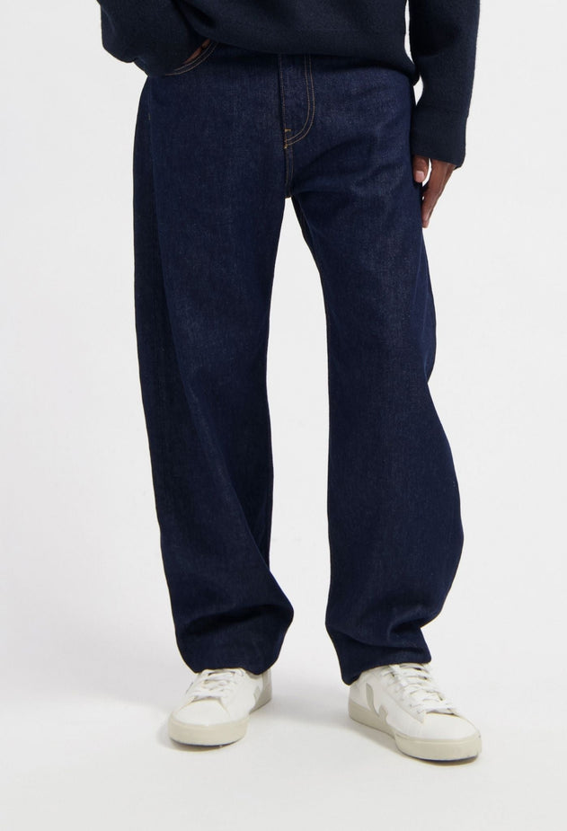 men-sustainable-jeans-ben-mid-barrel-dry-half-body-front.jpg?v=1765358810