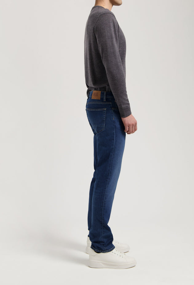 men-sustainable-jeans-bryce-mid-straight-rustic-blue-full-body-side-winter.jpg?v=1747398170