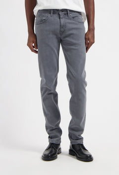men-sustainable-jeans-dunn-low-tapered-light-grey-half-body-front.jpg?v=1765360148