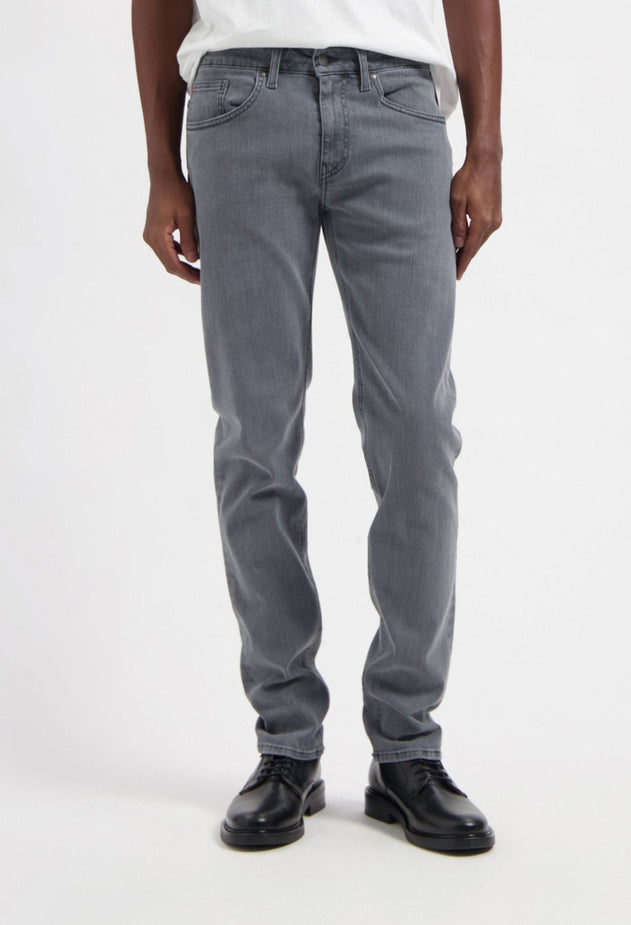 men-sustainable-jeans-dunn-low-tapered-light-grey-half-body-front.jpg?v=1765360148