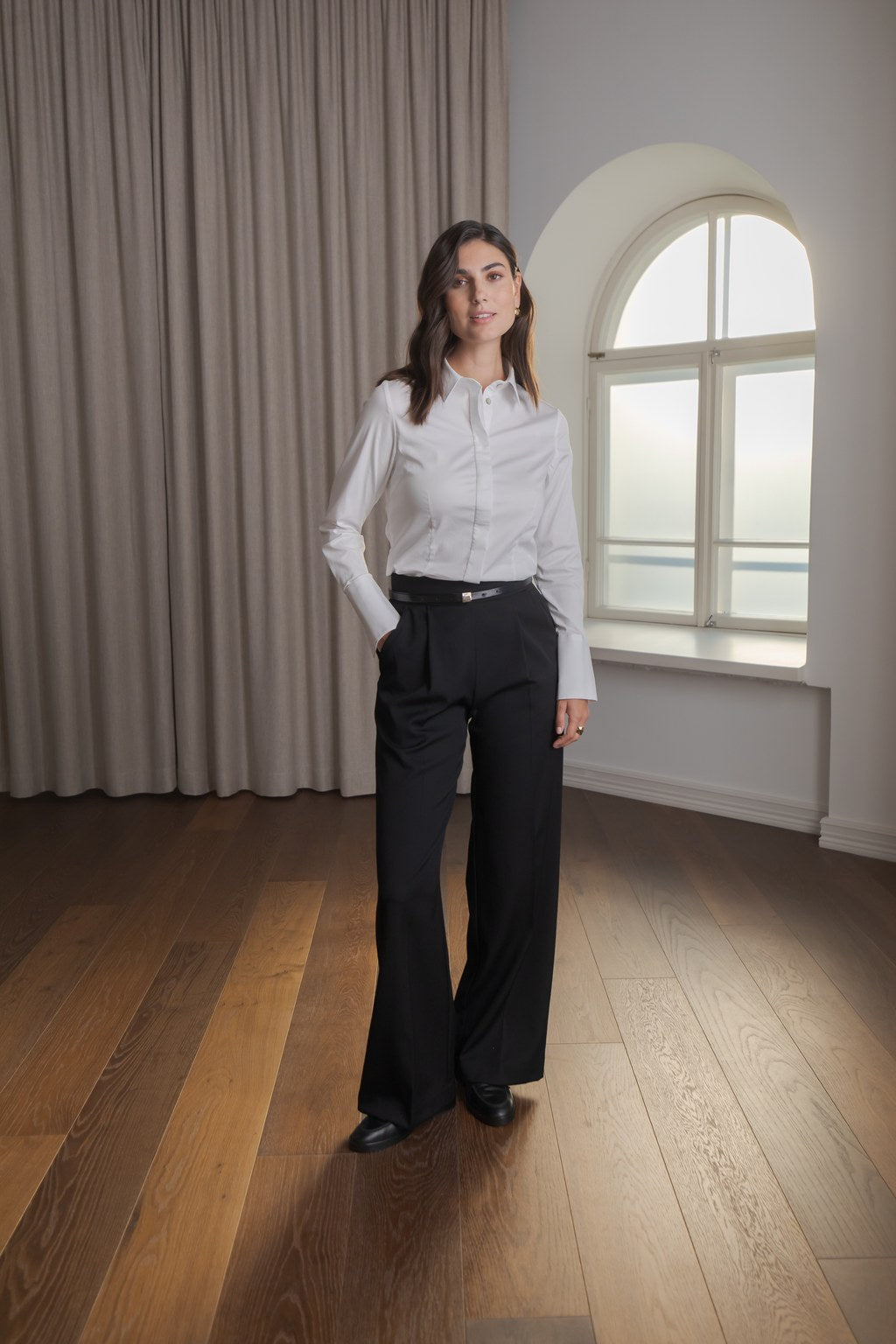 Clarissa Tyköistuva Puuvillasekoitekauluspaita Valkoinen