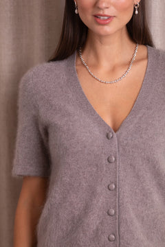 nougat_lyhythihainen_kashmirneuletakki_v-kaula-aukolla.jpg?v=1769169804