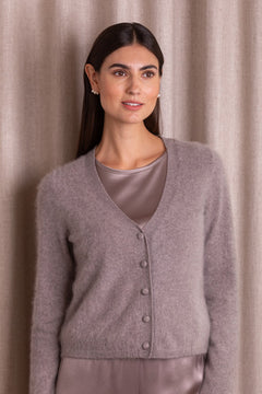 nougat_pitkahihainen_kashmirneuletakki_v-kaula-aukolla.jpg?v=1769169768