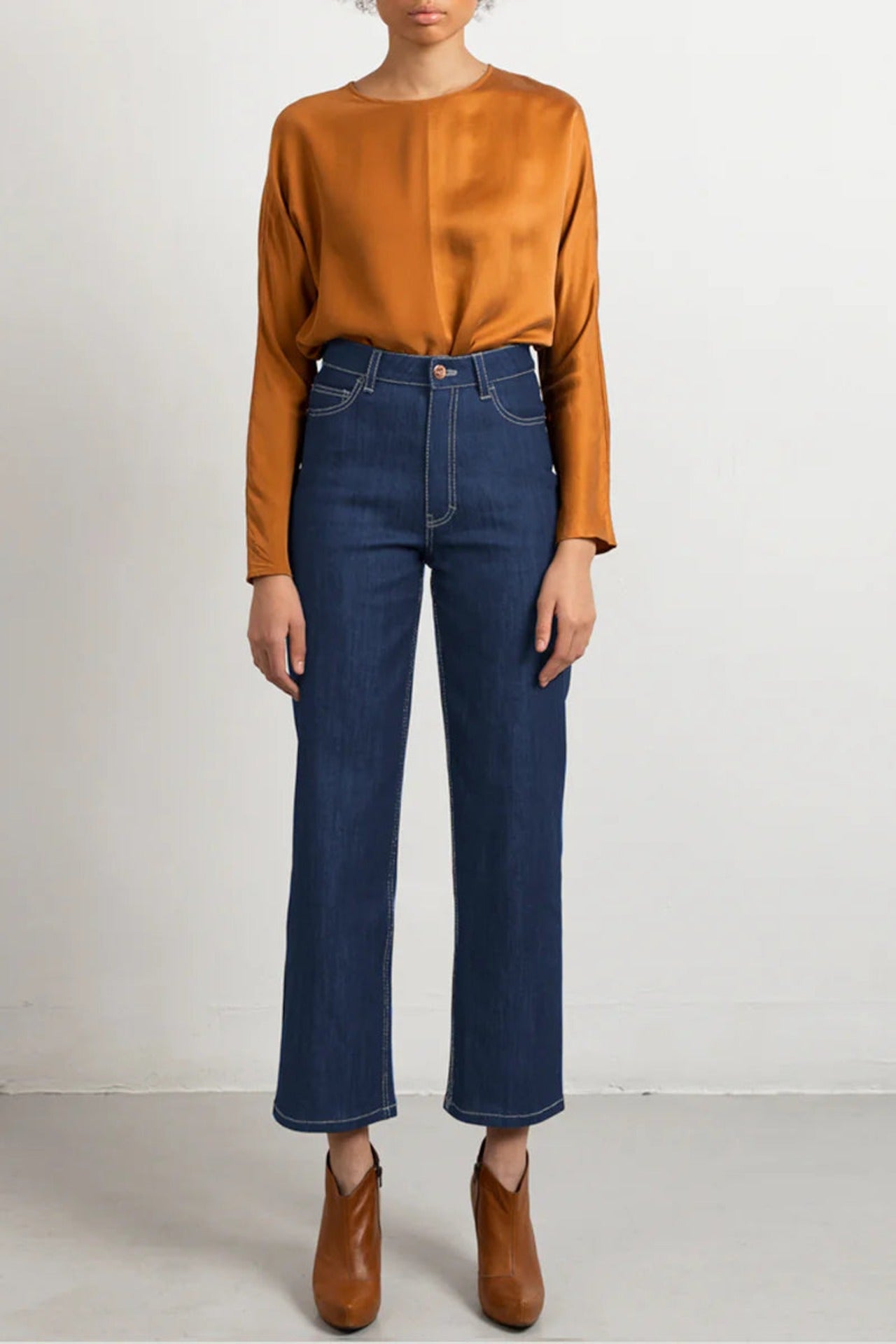 Wide Leg Jeans Mid Blue with Off-white Stitch - Studio Heijne