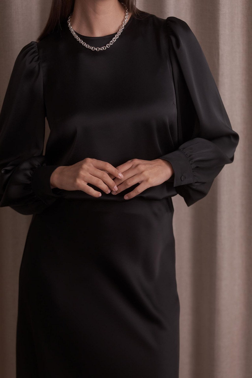 pitkahihainen_satiinipaita_puhvihihalla_black.jpg?v=1764151197