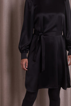 puhvihihallinen_satiinimekko_pitkahihainen_black.jpg?v=1764151239