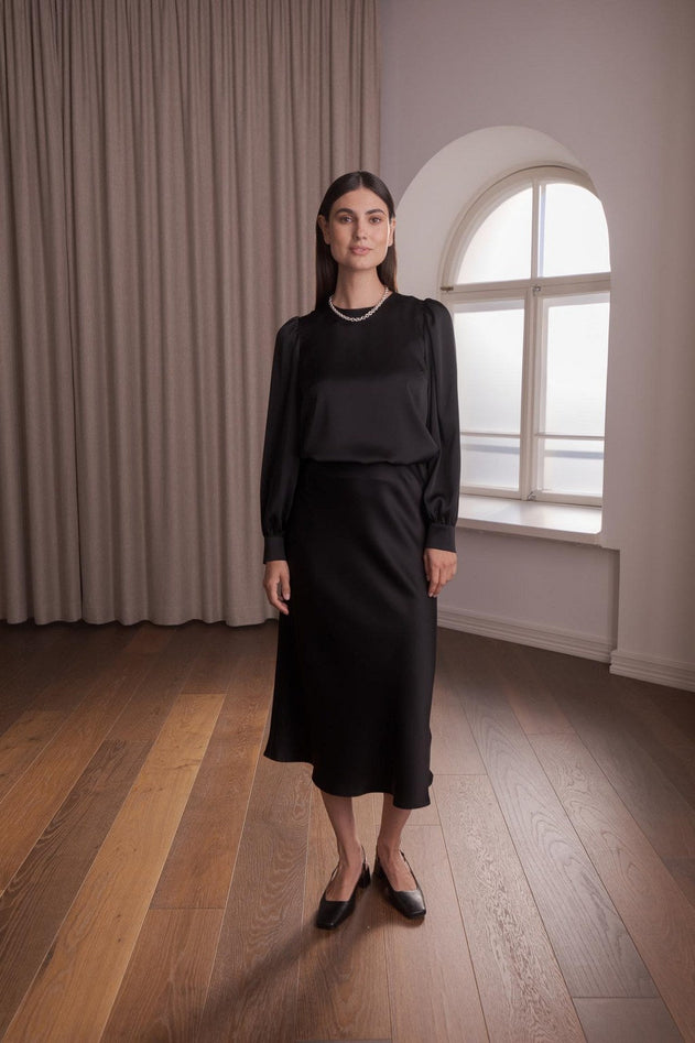 puhvihihallinen_satiinipaita_pitkahihainen_black.jpg?v=1764151197