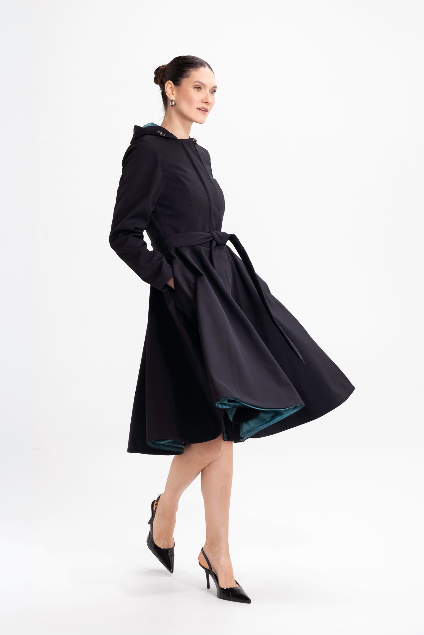 rainsisters-coat-deep-emerald-waterproof-black-in-motion.jpg?v=1779052150