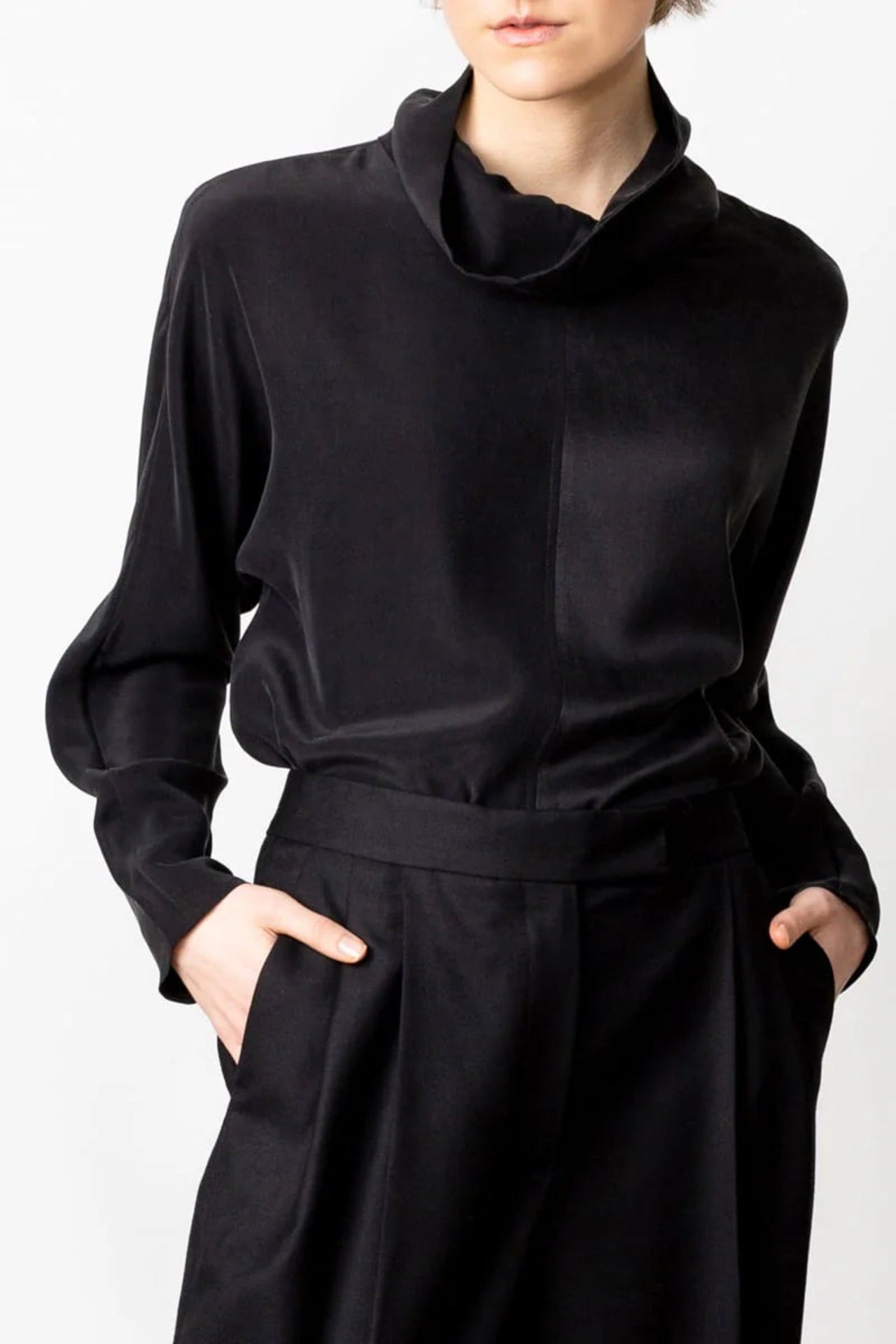 Revolution Cowl Neck Top Black - Studio Heijne