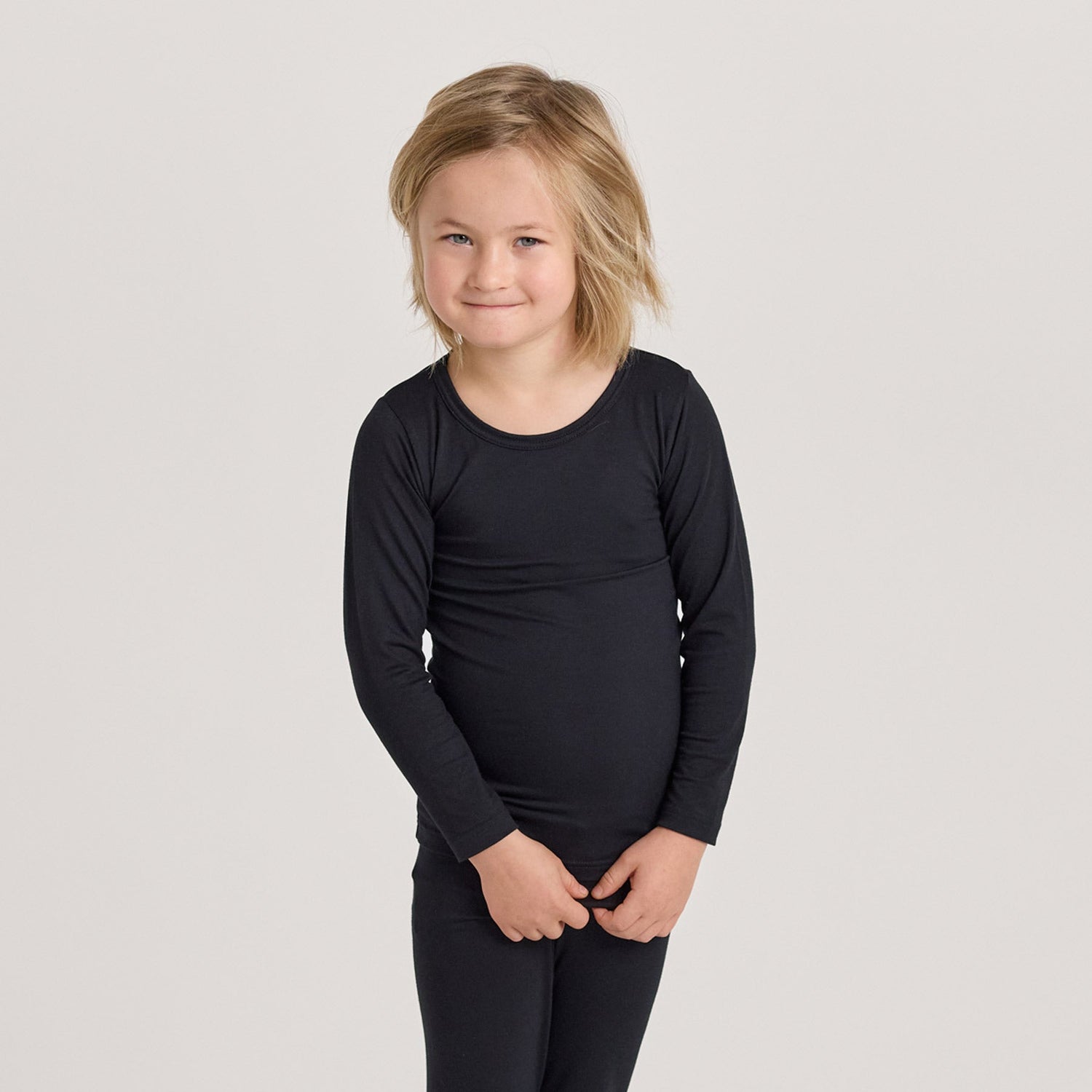 tamsilk-6311-hento-lasten-pitkahihainen-paita-musta-1-1800x1800.jpg?v=1761034901