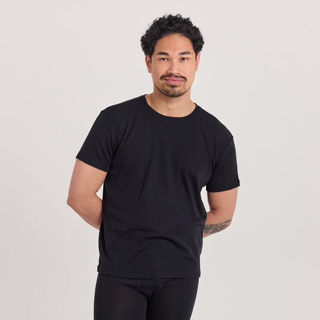 tamsilk-9042-klassikko-miesten-t-paita-musta-1800x1800.jpg?v=1761811113