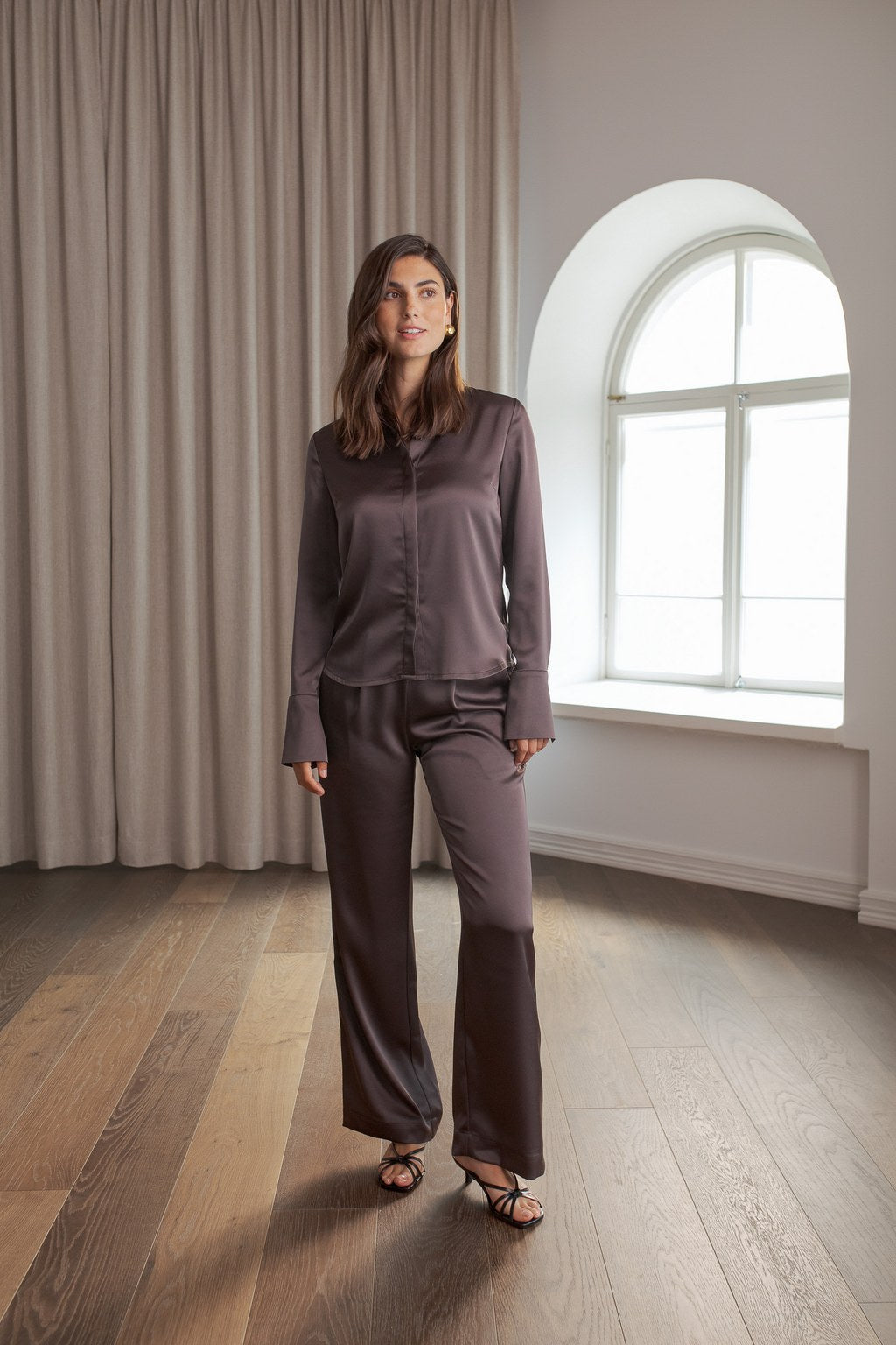 Tesha Satiinikauluspaita Tummanruskea