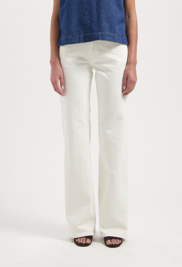 women-sustainable-jeans-cleo-mid-loose-natural-half-body-front-winter.jpg?v=1772010662