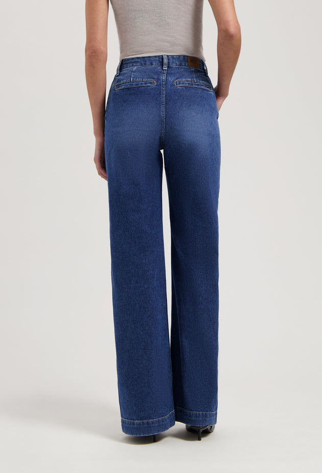 women-sustainable-jeans-june-mid-loose-fresh-fade-half-body-back-summer.jpg?v=1747398379