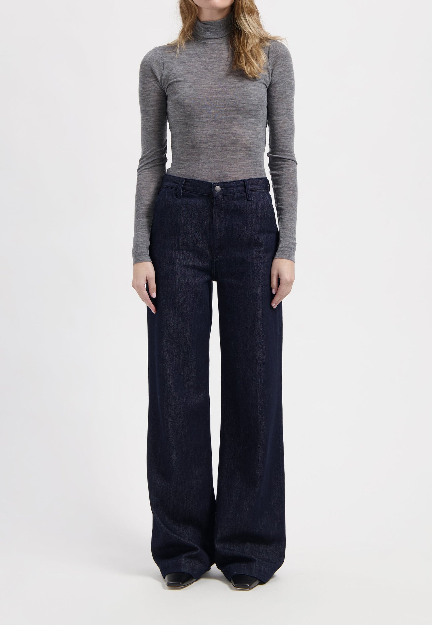 women-sustainable-jeans-june-mid-loose-rinse-full-body-front.jpg?v=1764946132