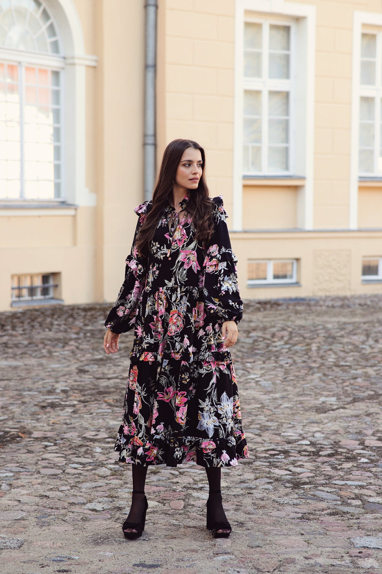 Sienna Flower Power Mekko Musta