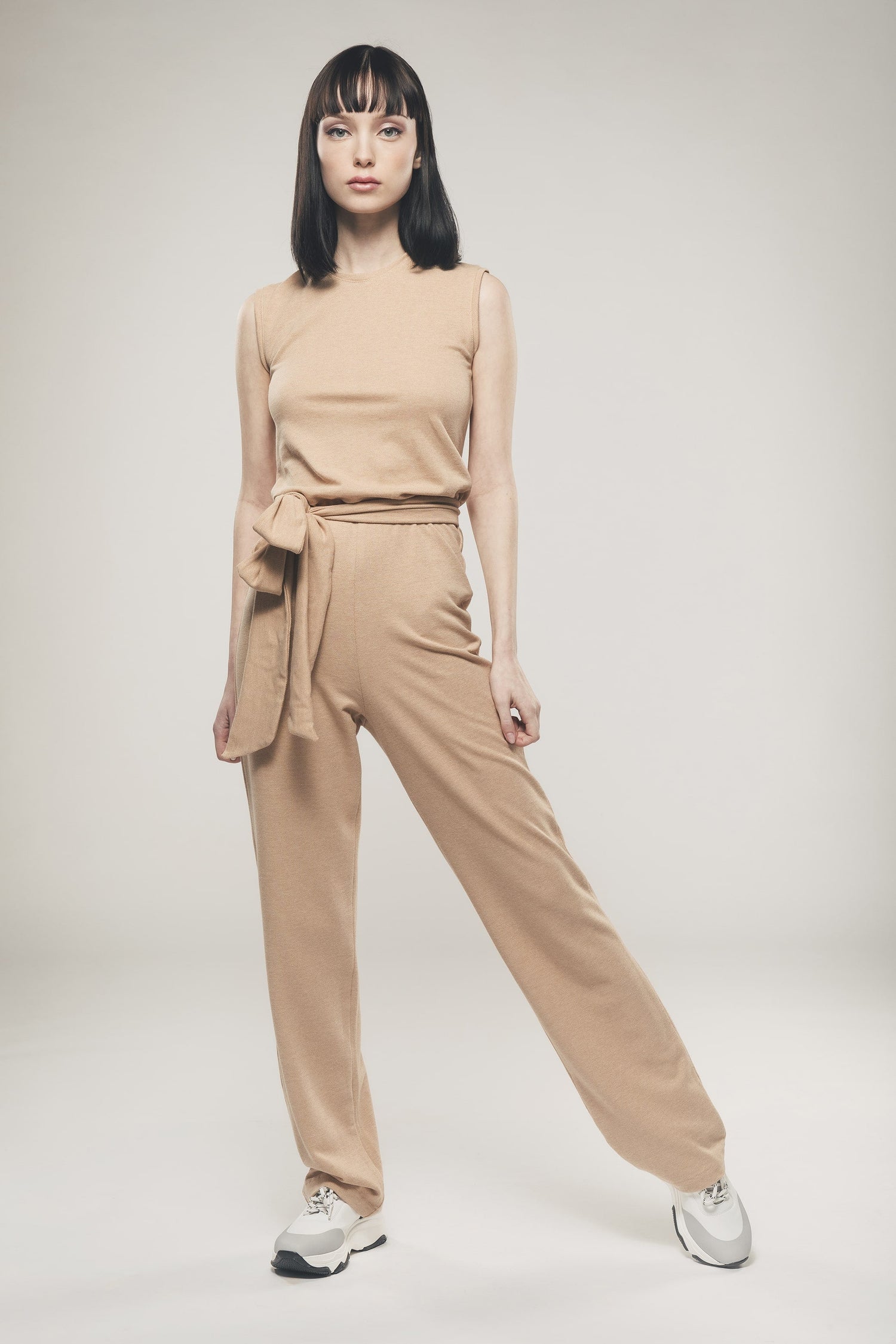 Suora jalan jumpsuit vaaleanruskeana