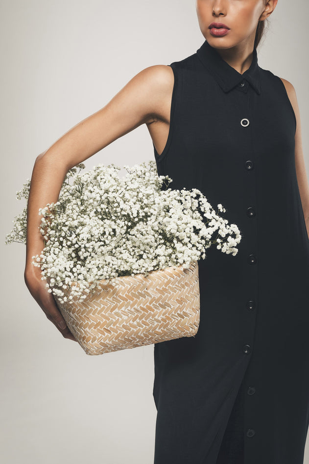 Hihaton paitamekko mustana