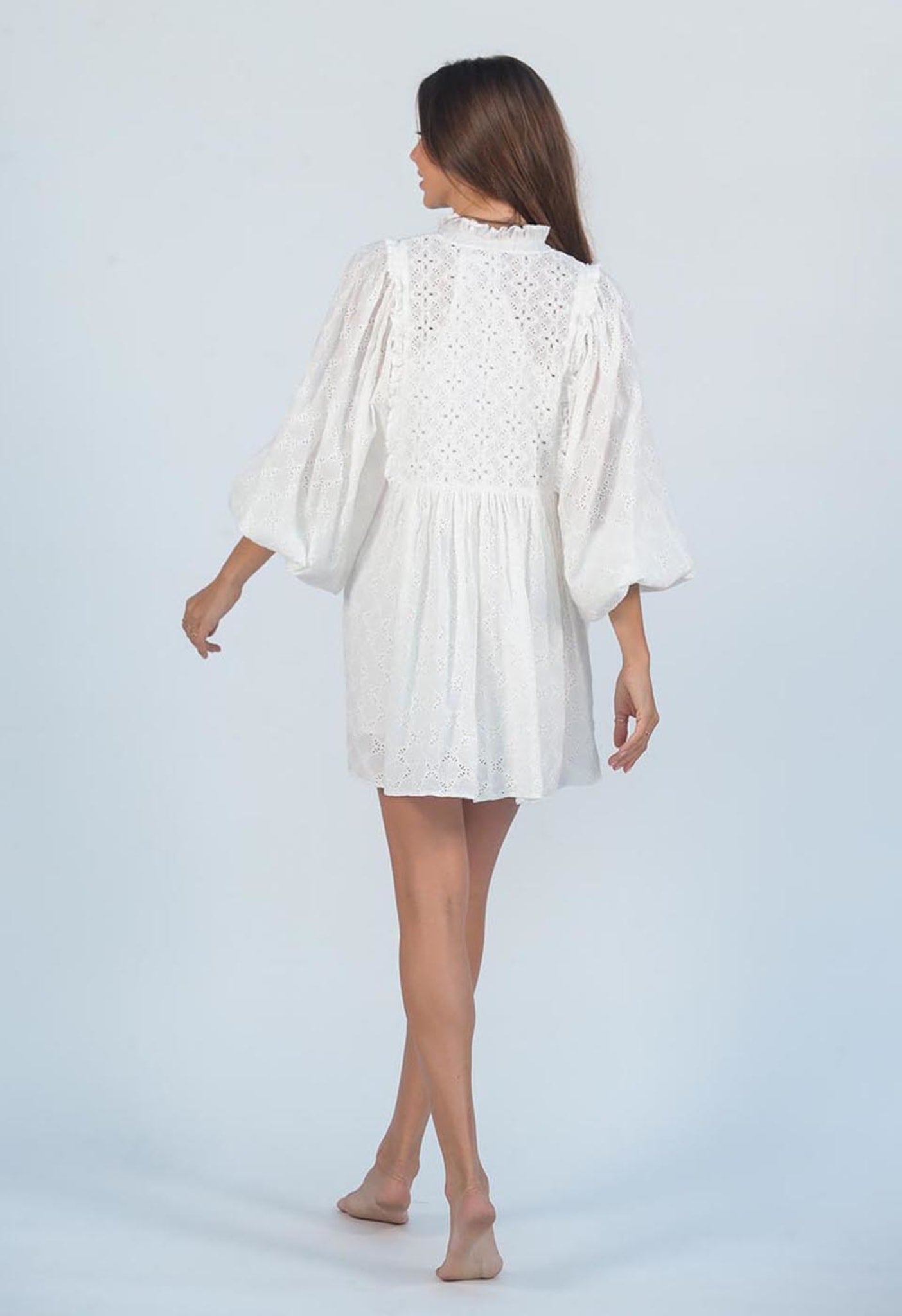 Keeps Me High Volyymihihallinen Eyelet Mekko