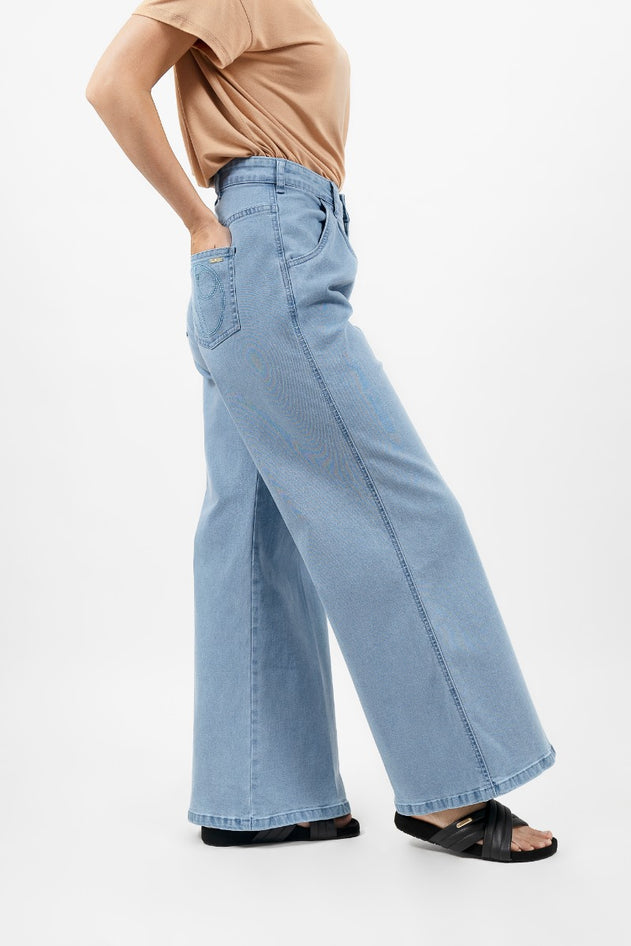 Angeles Leveälahkeiset Farkut Vaalea Denim
